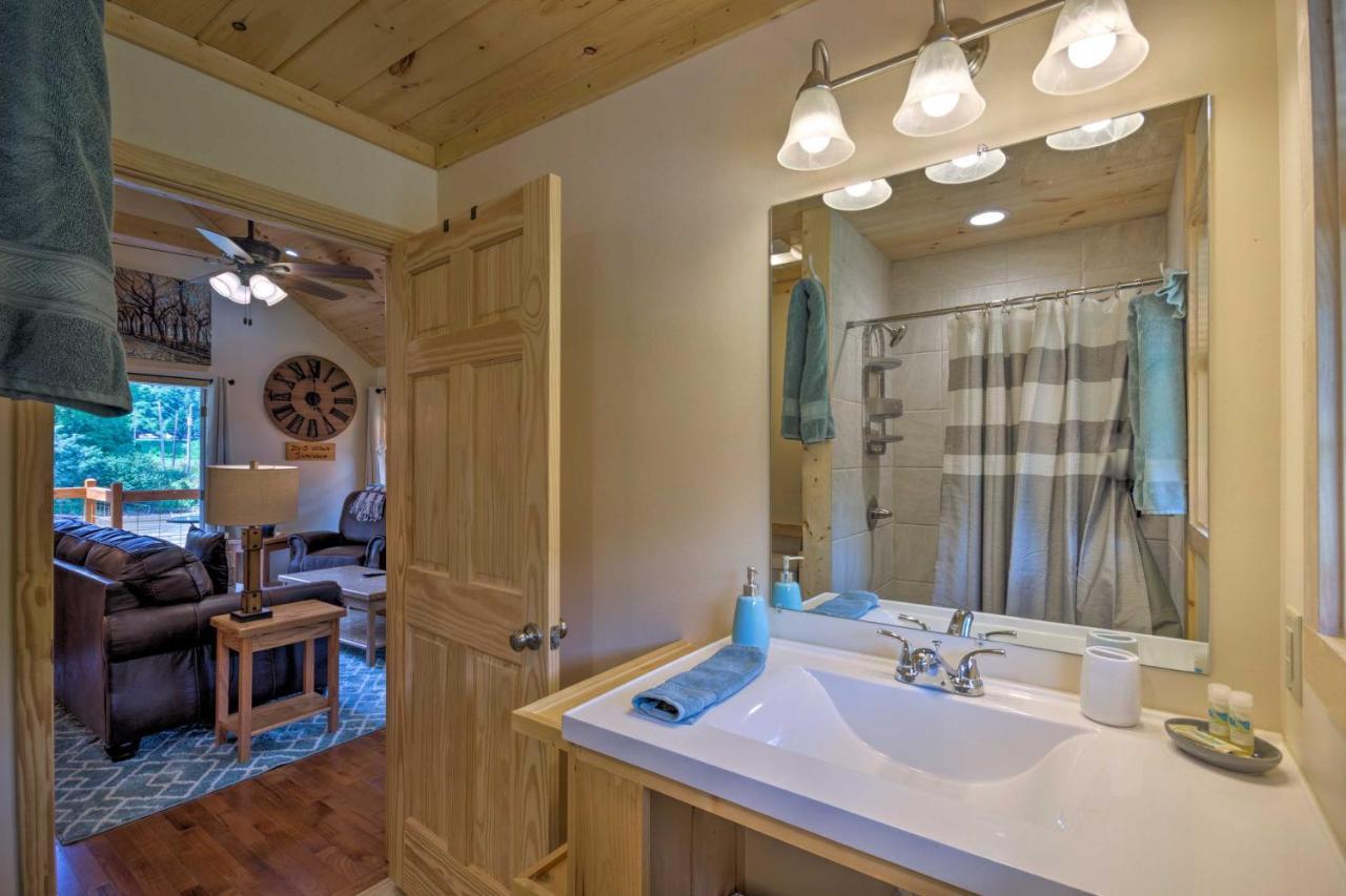 Cozy Riverfront Cabin With Private Deck And Hot Tub! Bryson City Exterior foto